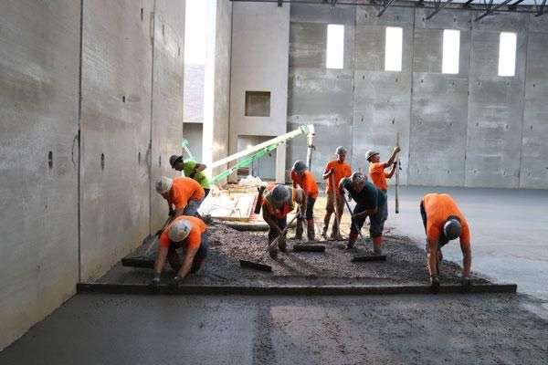 concrete-contractor-crew-45efe537